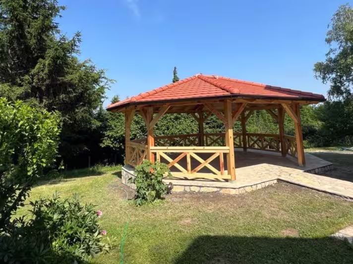 Drveni letnjikovac u dvoristu