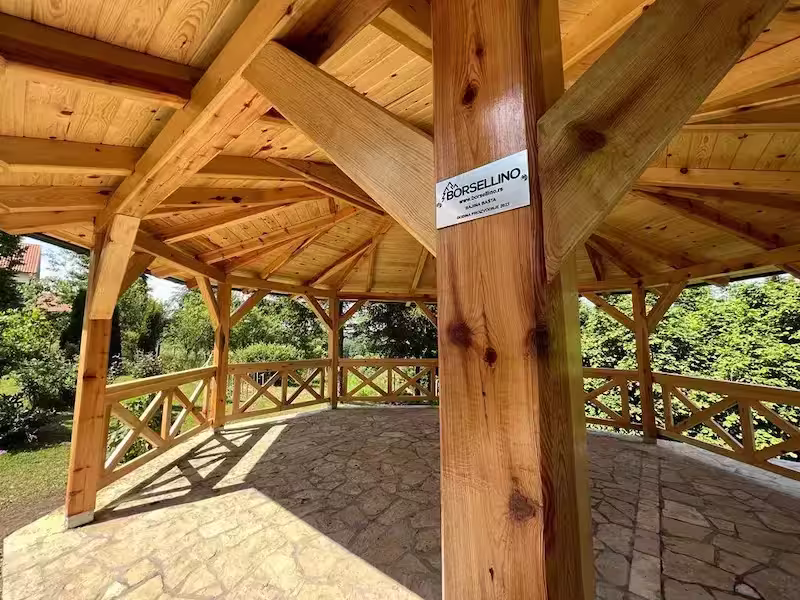 Detalj krova drvenog letnjikovca