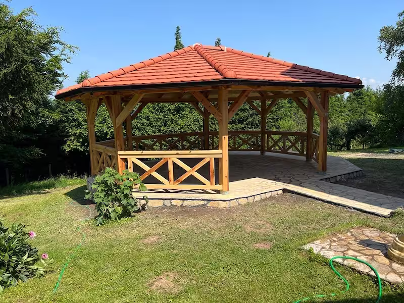 Drveni letnjikovac sa stazom u dvoristu