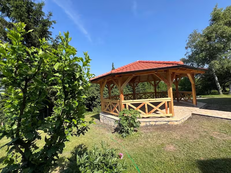 Drveni moderni letnjikovac