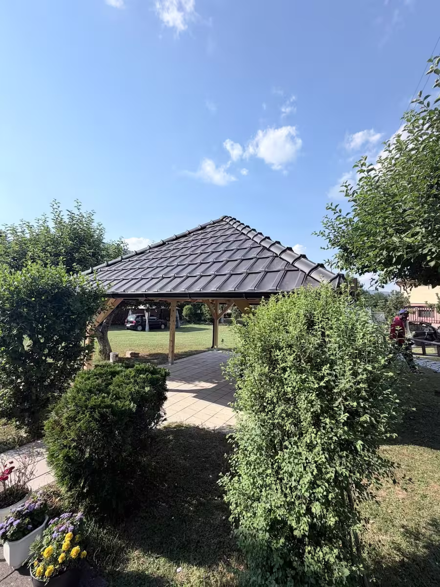 Drveni paviljon za dvoriste
